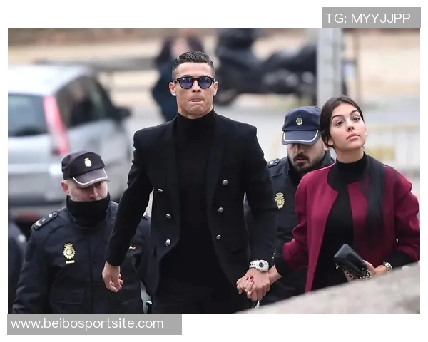 乔治娜分享与C罗及苹果CEO库克等人亲密合影引发热议